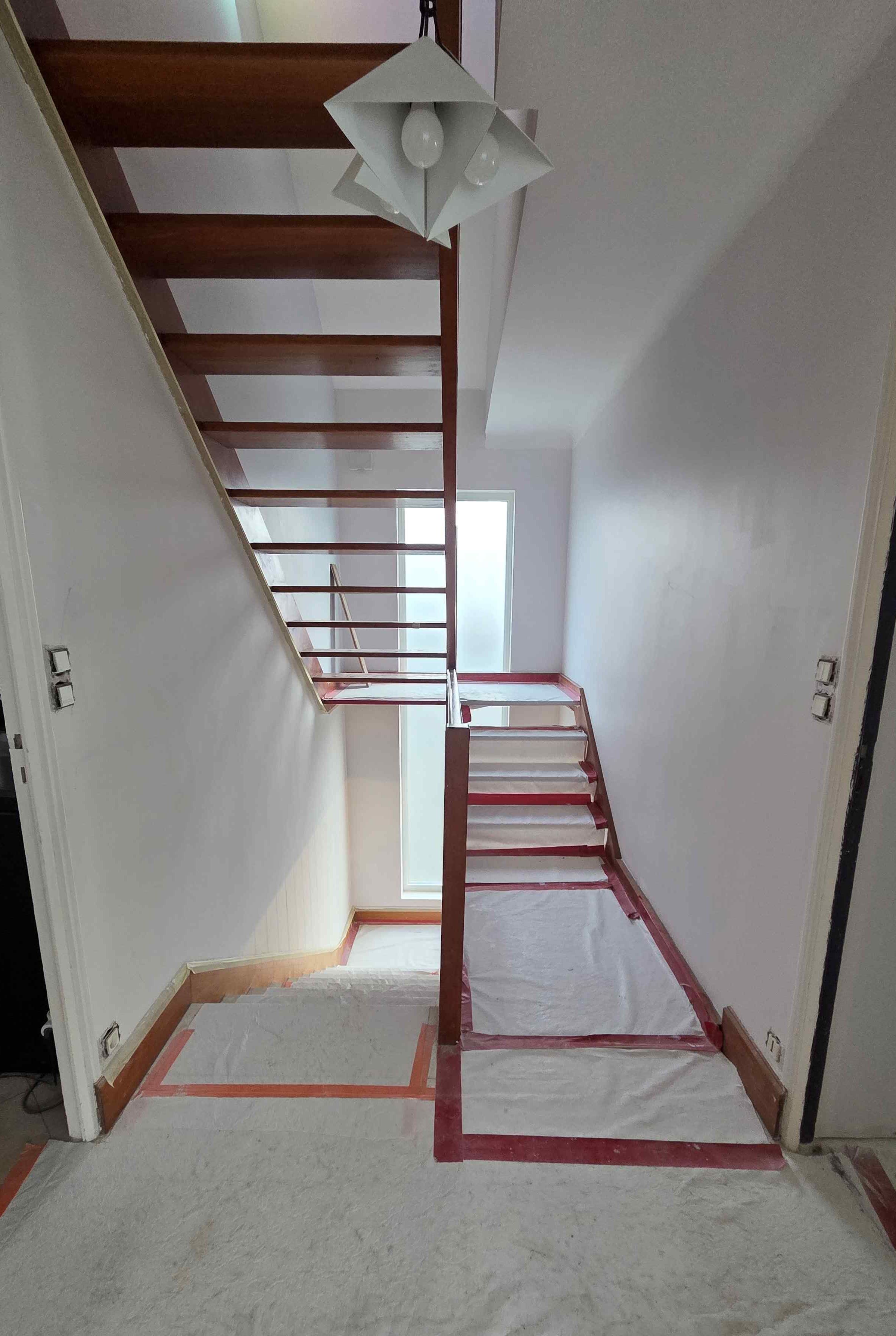 peinture escalier pendant.jpg